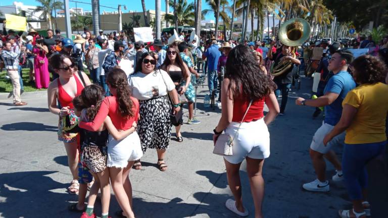 Durante la manifestación, algunas personas aprovecharon la música para bailar.