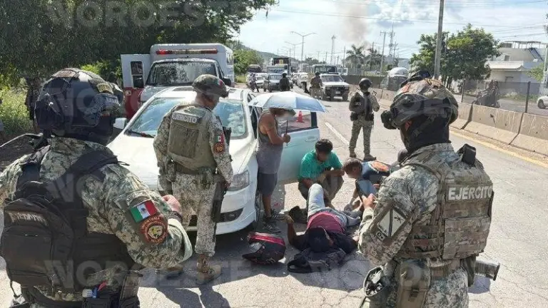El hombre fue trasladado por paramédicos a un hospital a recibir atención médica tras el accidente.