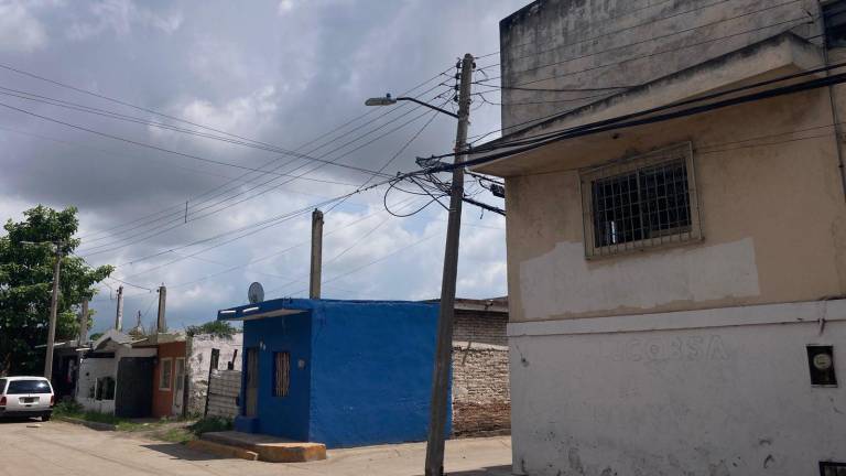 Varios cables de alta tensión flojos y a medio caer que se encuentran muy pegados a las ventanas de sus viviendas.