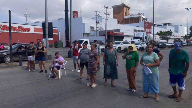 Bloqueo de la avenida Gabriel Leyva en Mazatlán por las fugas de drenaje en las colonias Anáhuac y Jesús García.