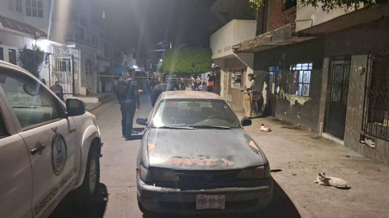 Personal de la Fiscalía de Sinaloa realizó diligencias en una vivienda de la colonia Francisco Solís, donde fue encontrado un hombre sin vida.