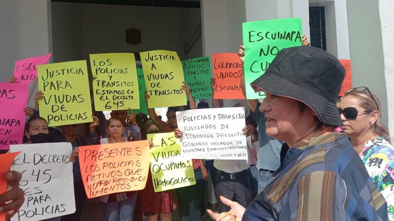 Viudas de policías y jubilados en la protesta.