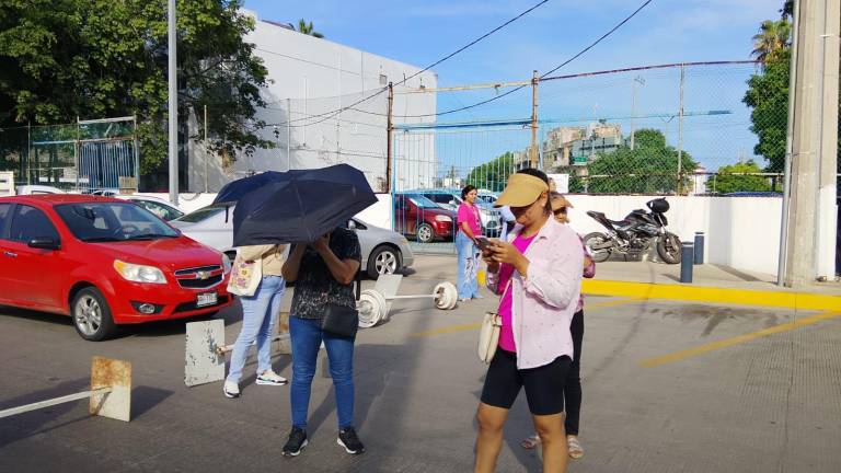 Protesta de habitantes de la Isla del Piedra frente a la Jumapam por la falta de agua.