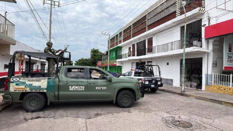 Elementos del Ejército y Policía Municipal mantienen un despliegue afuera de un hotel del sector centro de Culiacán.