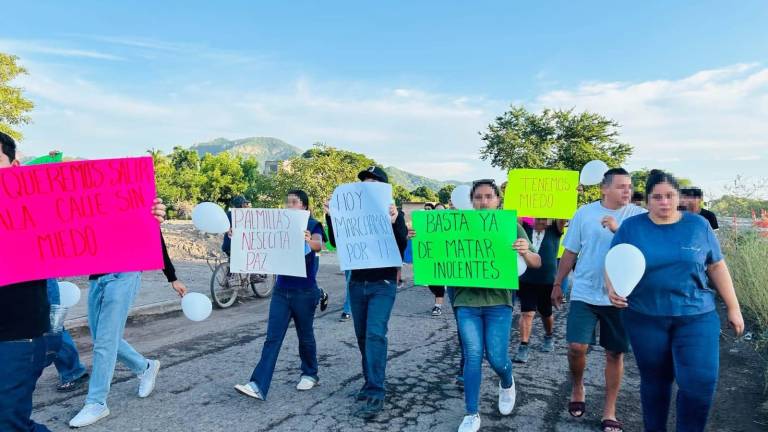 Vecinos se manifestaron con pancartas y cartulinas.