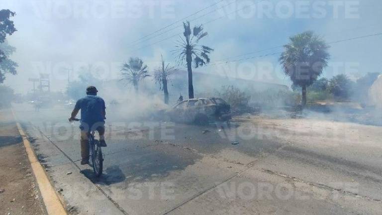 Bomberos de Los Mochis sofocan el fuego en el Bulevar Rosales; tres autos resultaron calcinados.