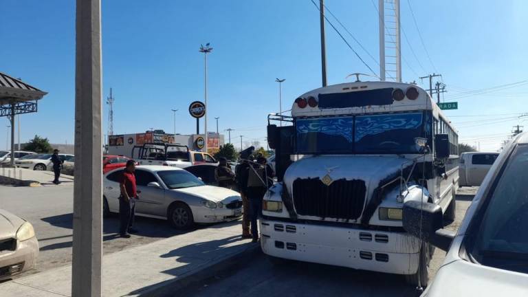 Camión en el que los migrantes rescatados fueron trasladados tras su rescate.