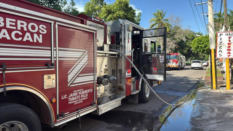 Bomberos sofocaron las llamas en una vivienda de Las Quintas; el fuego se originó en una recámara y se propagó al segundo piso.