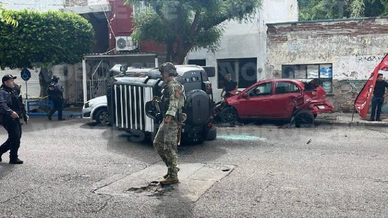 Autoridades federales resguardan la zona donde terminó la persecución tras el despojo de una camioneta en Culiacán.
