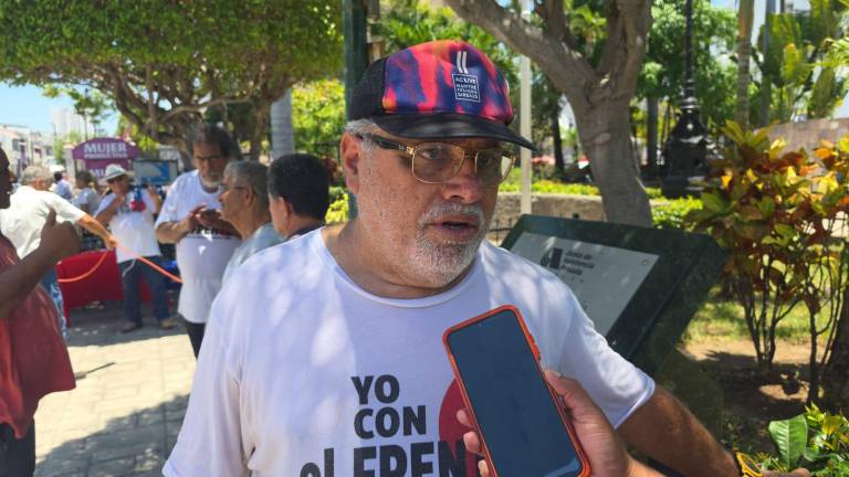 Francisco Javier Tapia Hernández, jubilado de la UAS, durante el plantón frente al Palacio Municipal de Culiacán.