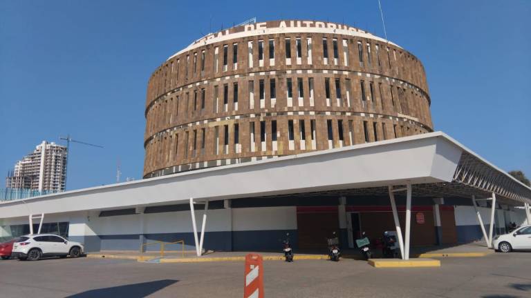 Las corridas de autobuses con destino a Jalisco y Nayarit continúan este lunes suspendidas en la Central Camionera de Mazatlán.