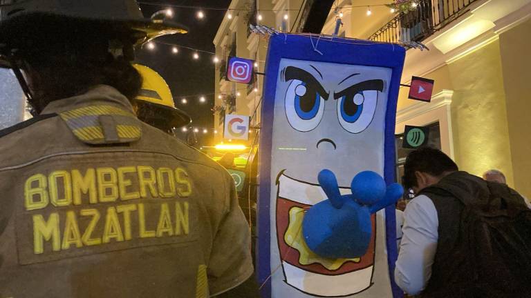 El monigote de un teléfono celular fue trasladado hacia la hoguera para ser quemado en Olas Altas.