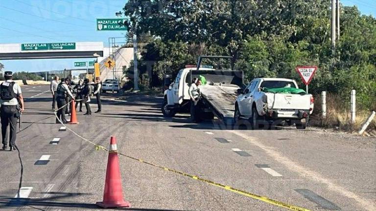Peritos de la Fiscalía procesan la escena del hallazgo sobre la autopista Benito Juárez, en Navolato.