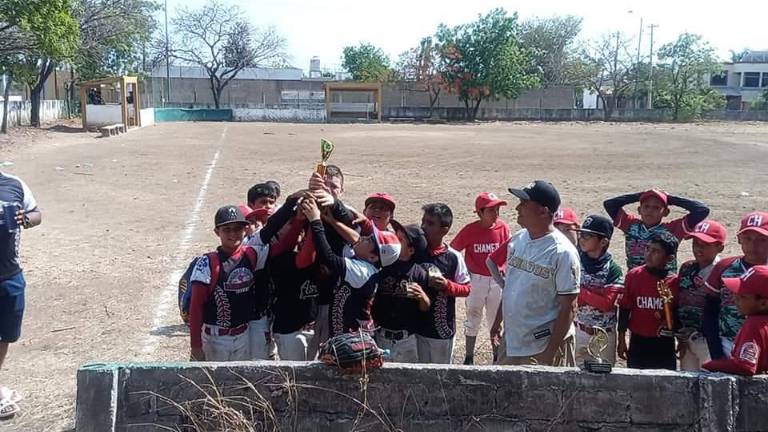 Calvillo’s Team alza su trofeo de campeón.