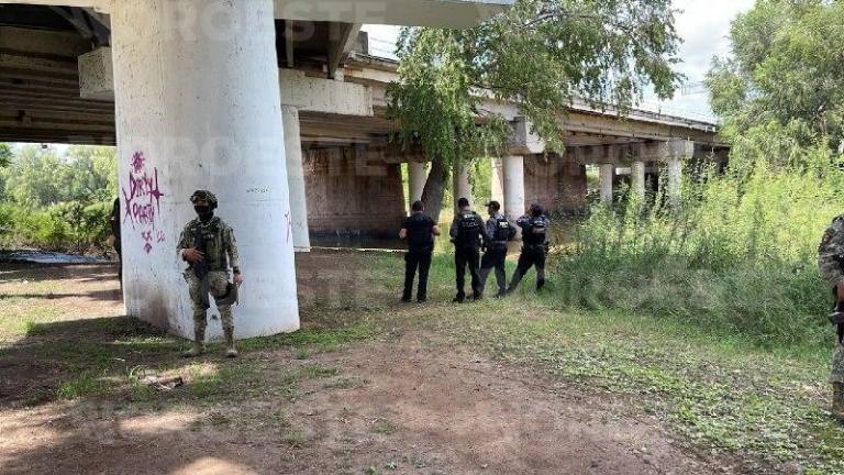 Elementos de seguridad resguardan el área del río Tamazula, debajo del puente Miguel Hidalgo.