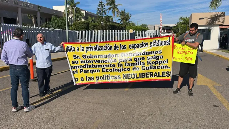 Manifestantes increparon al Gobernador Rocha Moya durante su llegada al Congreso Legislativo.