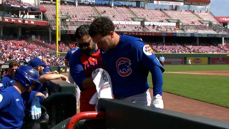 Tras el golpe, Alex Bregman trotó hacia el dugout de los Cachorros cubriéndose el ojo izquierdo con la mano.