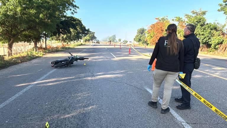 Autoridades resguardan la zona del percance en la carretera a Altata; el responsable huyó del sitio.
