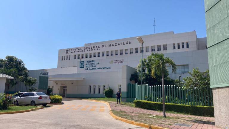El hombre golpeado alcanzó a llegar al Hospital General de Mazatlán, pero falleció.