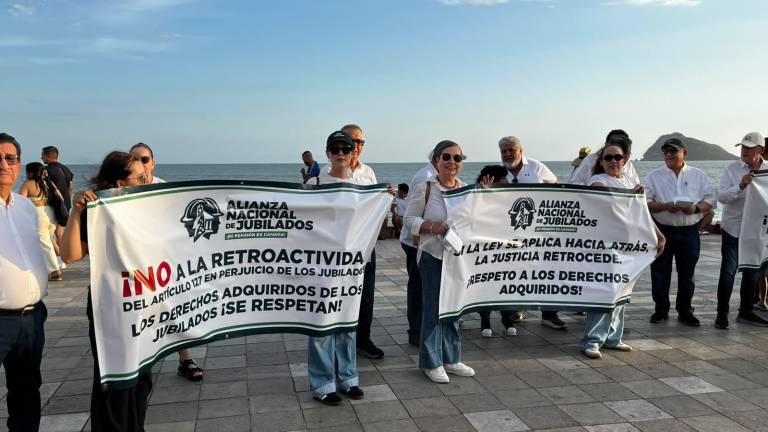 Jubilados de la CFE realizaron una protesta en las Letras de Mazatlán para expresar su rechazo a las modificaciones que, afirman, afectan sus pensiones.