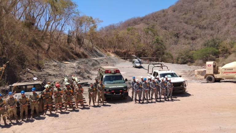 Personal de la Secretaría de la Defensa Nacional que participa en los trabajos de rescate en mina de Rosario.