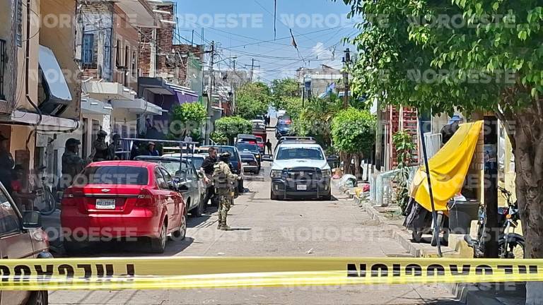 Elementos de seguridad resguardaron la zona donde una pareja perdió la vida tras un ataque armado en Mazatlán.