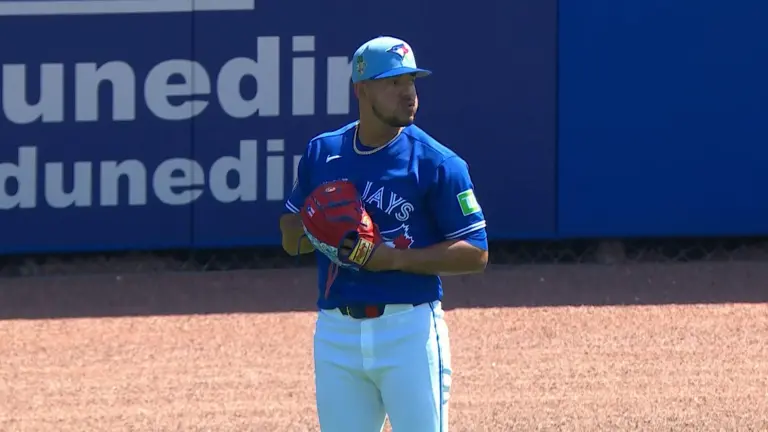 José Berríos sufre fractura por estrés en el codo; Azulejos confirman que no hay daño en ligamentos.