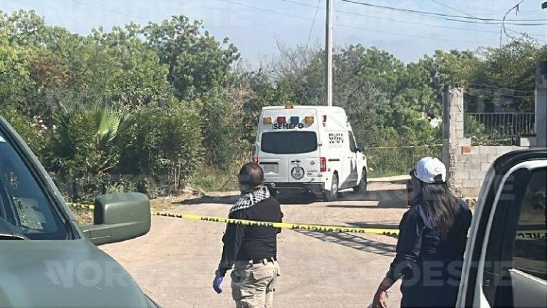 Autoridades resguardan la zona del hallazgo tras realizar las diligencias y el traslado al Semefo.