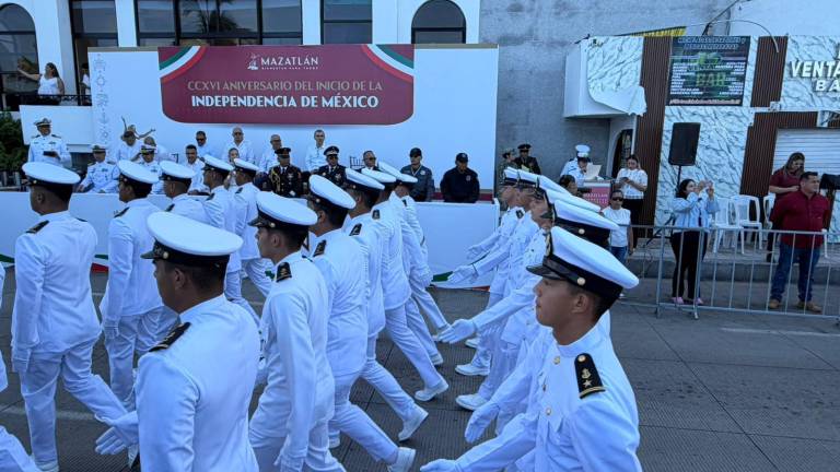 Diferentes instituciones forman parte en Mazatlán del desfile conmemorativo de la Independencia de México.