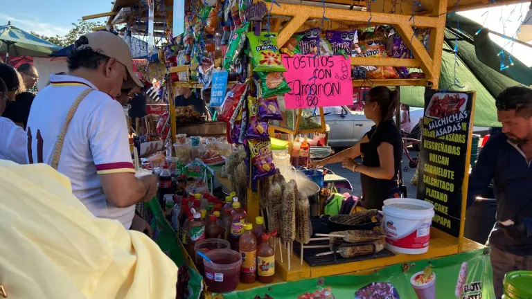 Diferentes antojitos se ofrecen en los puestos de alrededor de la Catedral.