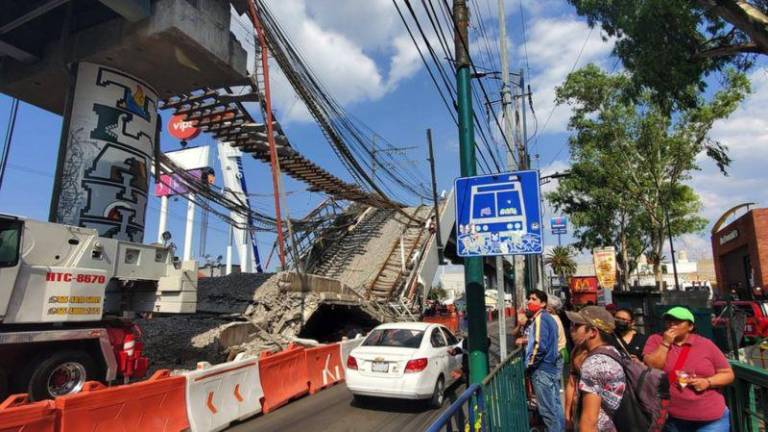 El accidente ocurrió el 3 de mayo por la noche, cuando cedió una viga de un puente elevado de la Línea 12, entre la estaciones Olivos y Tezonco.