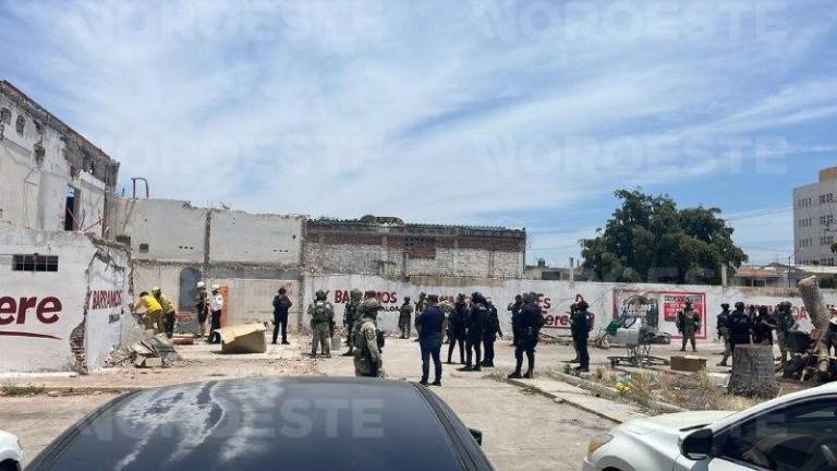 Personal de seguridad acude a un edificio en ruinas en Culiacán para atender a dos heridos de bala.