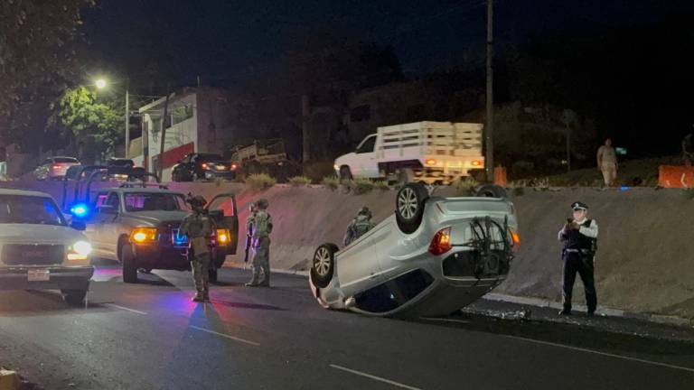 El vehículo terminó volcado sobre su costado izquierdo en la avenida México 68, tras salirse del camino.