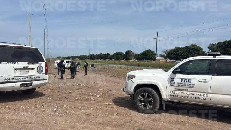 Autoridades estatales resguardan la zona del hallazgo junto al canal 10, en Villa Juárez, Navolato.