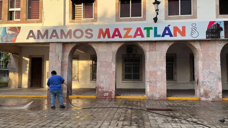 Las instalaciones del Palacio Municipal de Mazatlán fueron limpiadas tras las pintas que dejó la marcha del 8M.