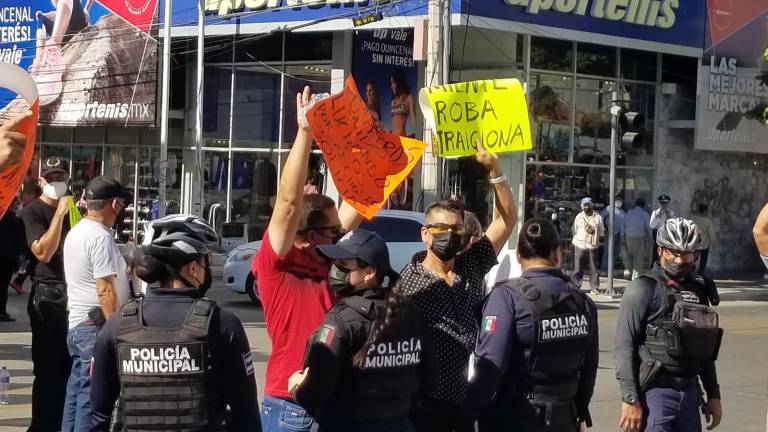 Los policías cierran por unos momentos la avenida Álvaro Obregón, en el centro de Culiacán.