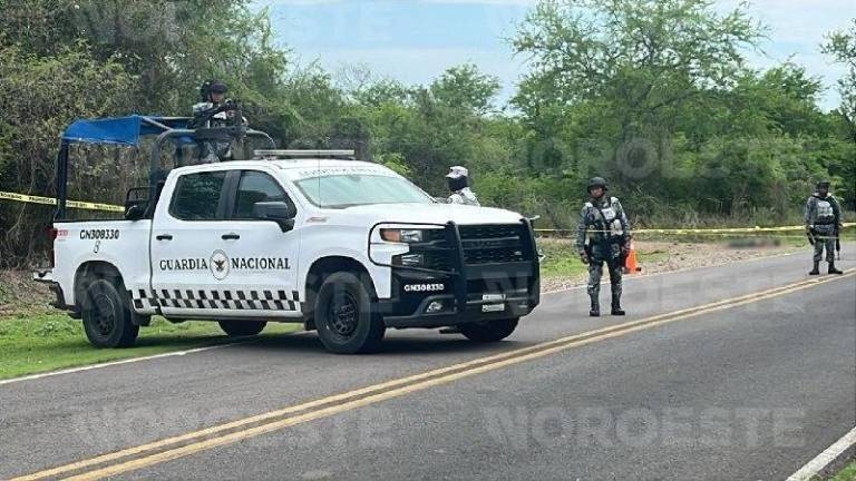 Autoridades resguardan la carretera en Tepuche tras el hallazgo de un hombre sin vida este viernes.