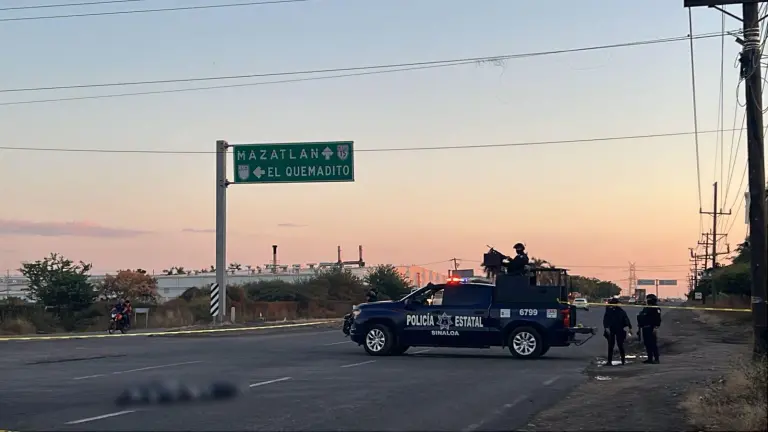 Autoridades acordonaron el tramo donde fue localizado un cuerpo encintado sobre la autopista Culiacán-Mazatlán.