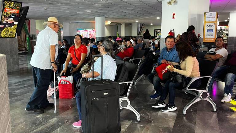Pasajeros esperan información sobre sus viajes en la Central Camionera de Mazatlán, donde algunas rutas permanecen suspendidas por prevención.
