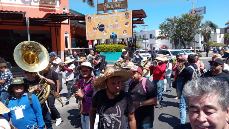 Los músicos realizan marcha en plena zona turística de Mazatlán.