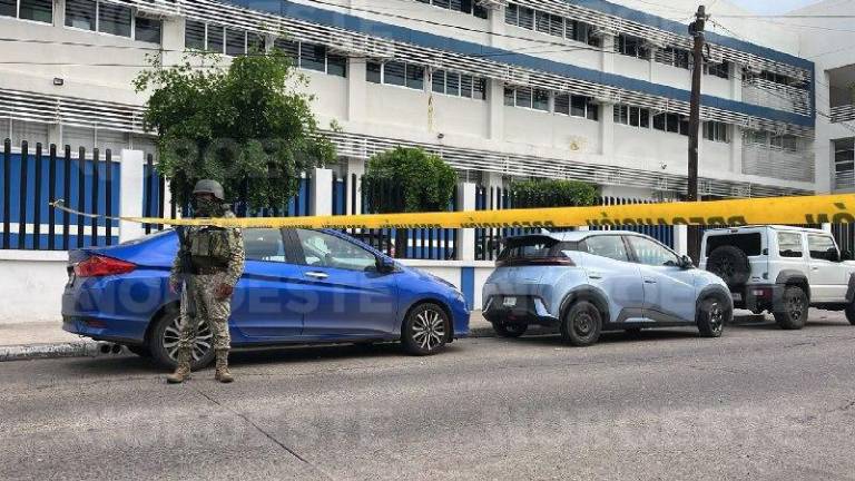 La zona del estacionamiento fue asegurada por autoridades tras el ataque contra el trabajador del IMSS.
