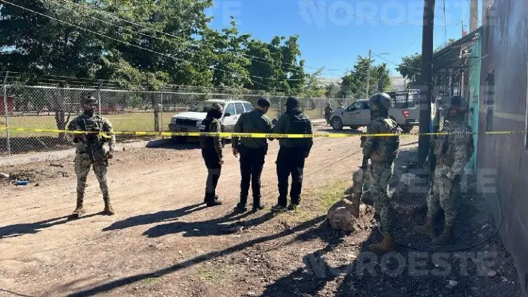Autoridades resguardan el área donde un hombre murió y una mujer resultó herida en San Rafael.