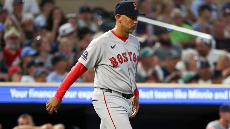 Medias Rojas prescinden de Alex Cora, Jason Varitek y otros tras un mal inicio de tempora