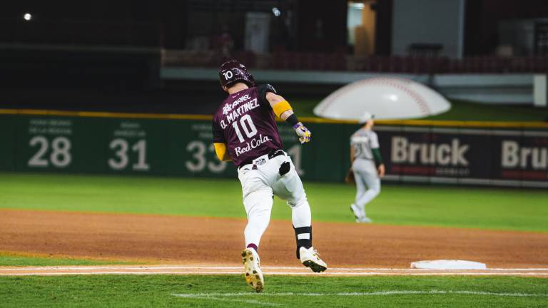 Orlando Martínez estuvo muy activo a la ofensiva por Tomateros.