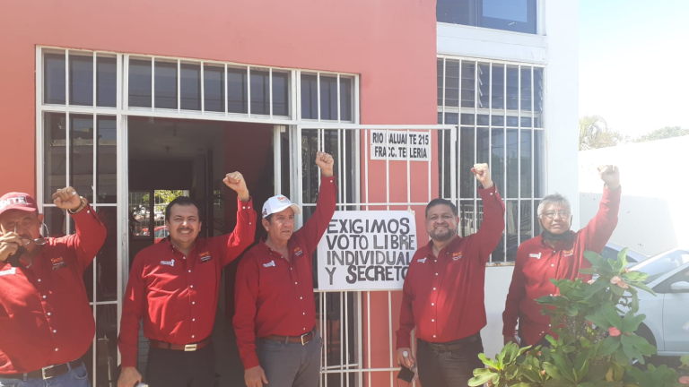 Los manifestantes en la casa del jubilado.