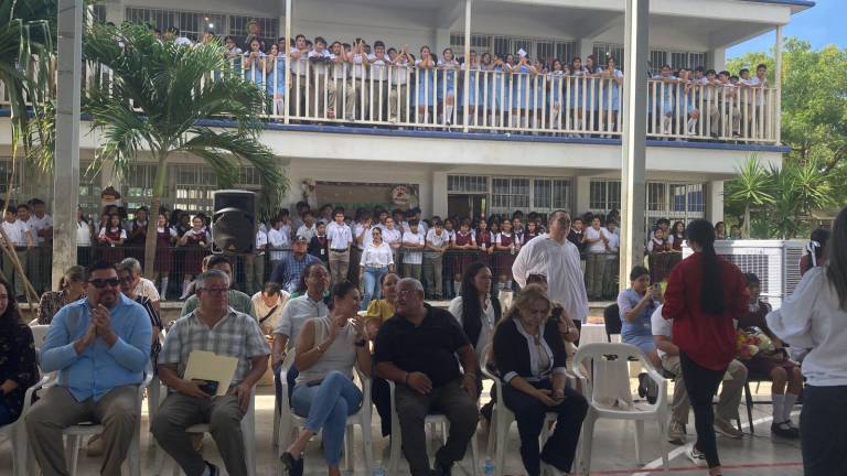 Celebran en la secundaria “Bicentenario de la Independencia” el Lunes Cívico.
