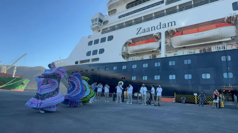 En un ambiente festivo reciben en Topolobampo al crucero turístico Zaandam, con más de mil 200 pasajeros.