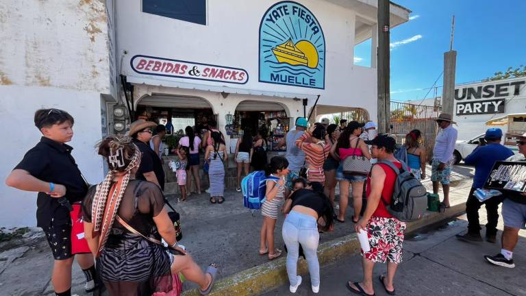 Prestadores de paseos marítimos esperan retomar gradualmente sus recorridos conforme mejoren las condiciones del mar en Mazatlán.