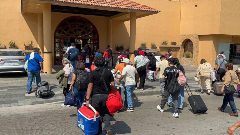 Turistas nacionales han empezado a arribar desde este fin de semana a Mazatlán para disfrutar las vacaciones de Semana Santa.