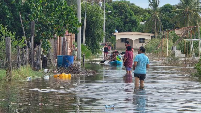 Vecinos de Navolato enfrentan afectaciones por inundaciones en casas y calles.